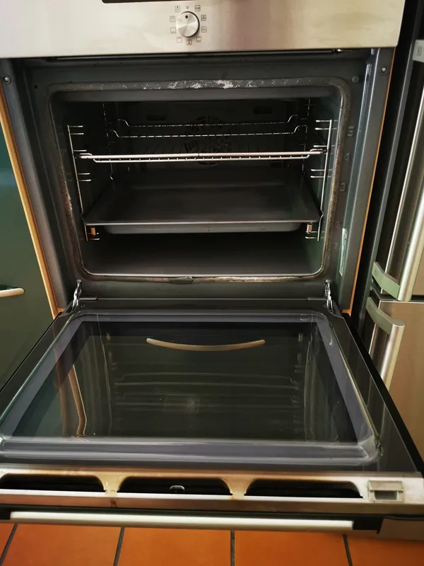 Intérieur four nettoyé, grilles et parois propres — avant aménagement Mios 2026