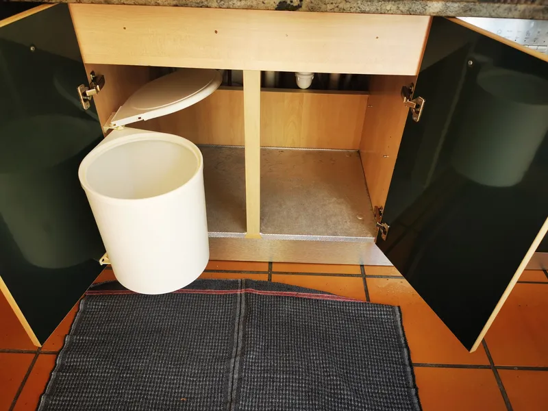 Meuble sous évier nettoyé avec poubelle encastrée propre — cuisine Mios, mai 2026
