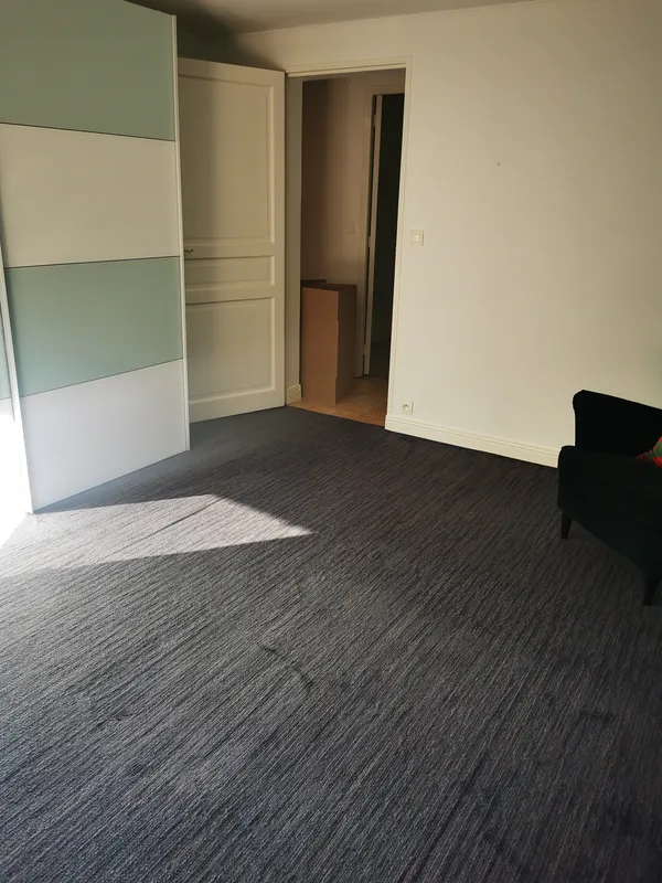 Chambre avec moquette bleue nettoyée et placard coulissant — nettoyage avant emménagement, Mios 2026