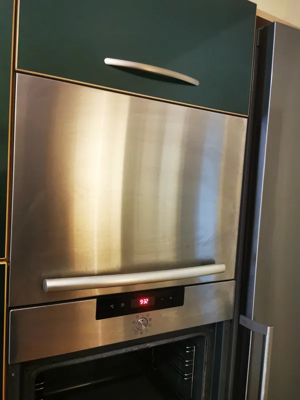 Façade micro-ondes et four inox très encrassés avant intervention — Mios, mai 2026