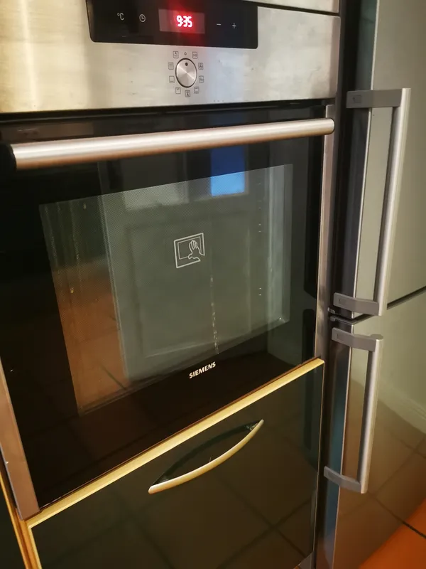 Four avec porte vitrée encrassée et inox dégradé avant nettoyage — Mios 2026
