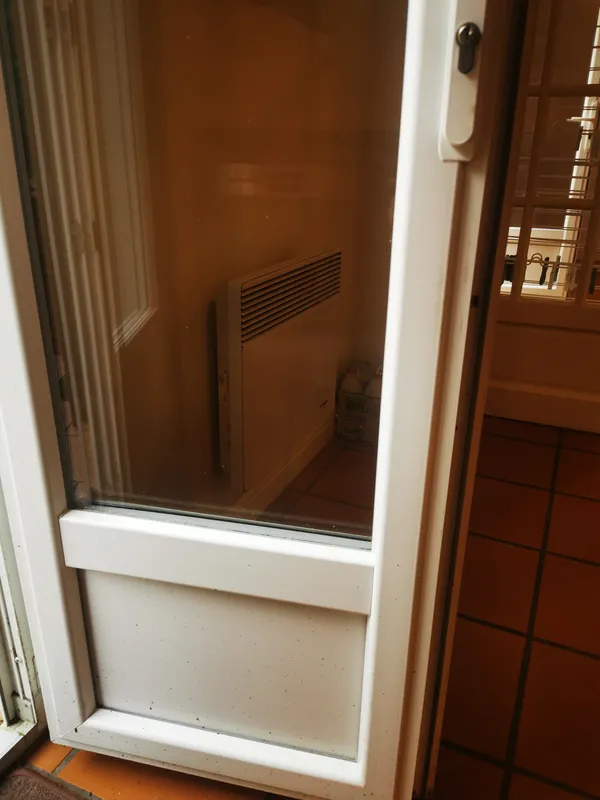 Porte vitrée encrassée avant nettoyage — remise en état avant emménagement, Mios, mai 2026