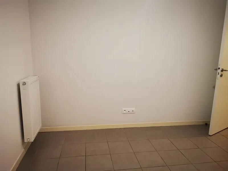Chambre vide nettoyée, murs blancs et carrelage impeccable — remise en état Canéjan 2025