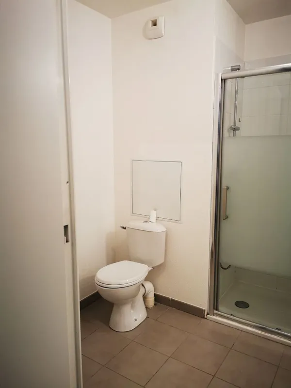 WC et cabine de douche vitrée après nettoyage fin de bail — Canéjan, décembre 2025