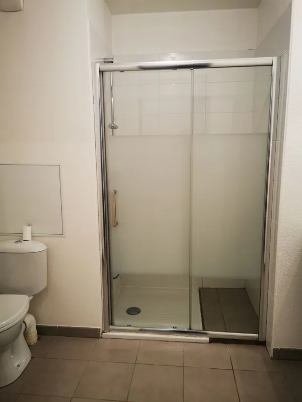 Cabine de douche vitrée nettoyée, parois transparentes restaurées — Canéjan 2025