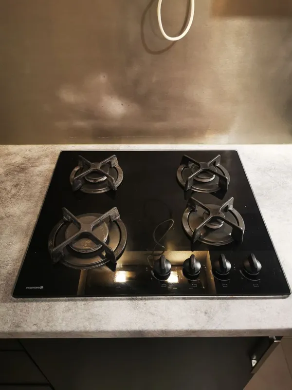 Plaque de cuisson gaz 4 feux nettoyée, brûleurs dégraissés, crédence inox — Canéjan 2025
