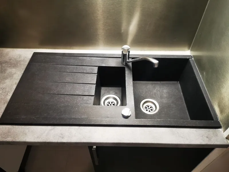Évier granit noir 2 bacs nettoyé, robinetterie détartrée, crédence inox — Canéjan 2025