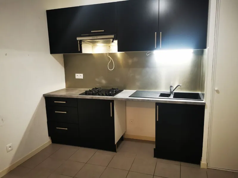 Cuisine noire vue d'ensemble après nettoyage complet — plaque gaz, évier, hotte, Canéjan 2025