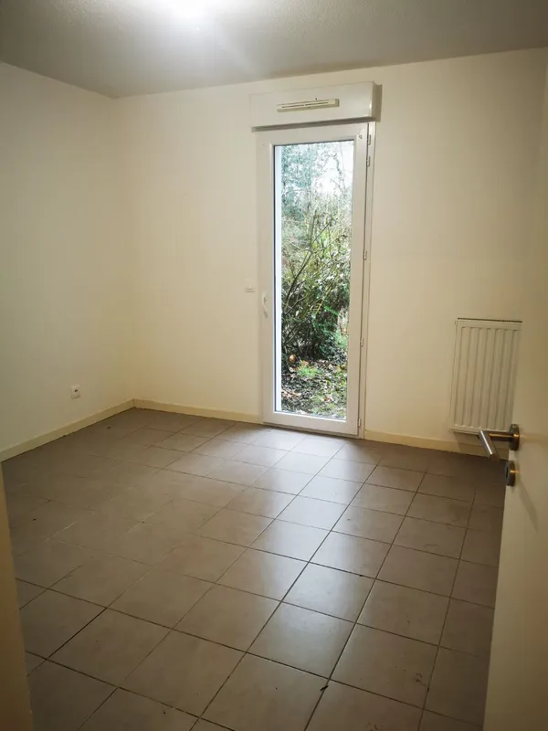 Chambre encrassée avec porte-fenêtre sur jardin, carrelage terne avant nettoyage — Canéjan 2025