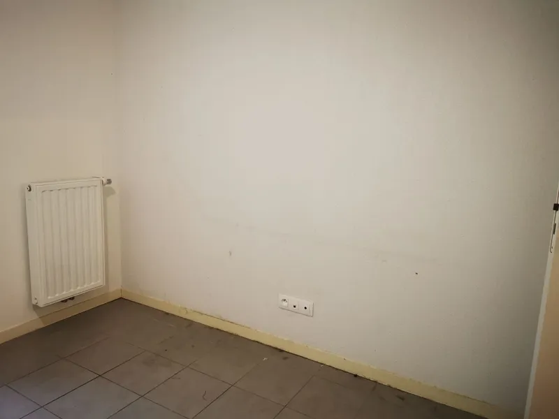 Chambre avec murs tachés et carrelage sale avant remise en état — Canéjan 2025