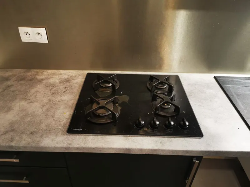 Plaque de cuisson gaz encrassée, brûleurs gras et plan de travail taché — Canéjan 2025