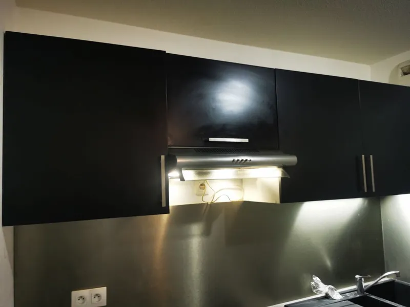 Hotte de cuisine avec dépôts graisseux et meubles encrassés avant intervention — Canéjan 2025