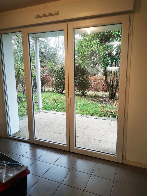 Baies vitrées coulissantes sur jardin avec vitres sales avant nettoyage — Canéjan 2025