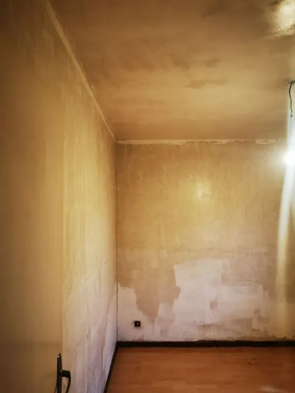 Murs et plafond traités après intervention Diogène, parquet nettoyé — Léognan 2025