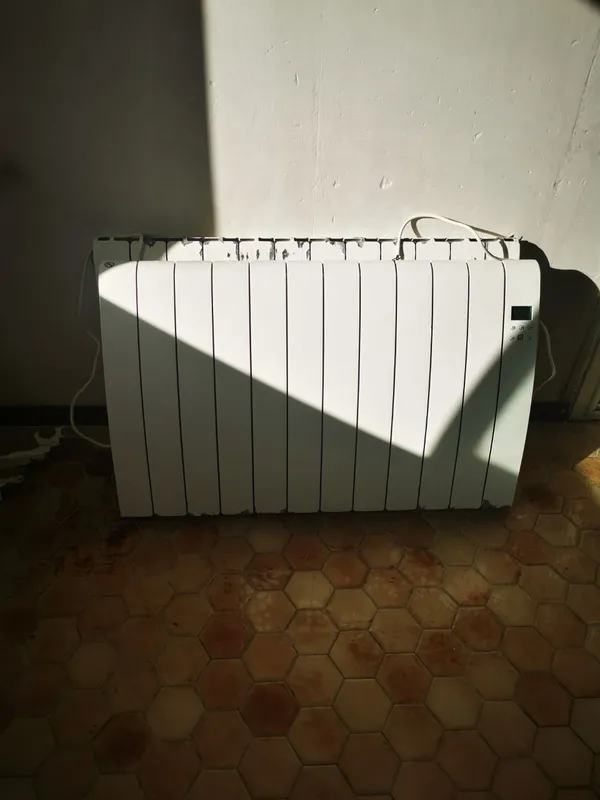 Radiateur électrique à inertie nettoyé — chantier Diogène Léognan 2025