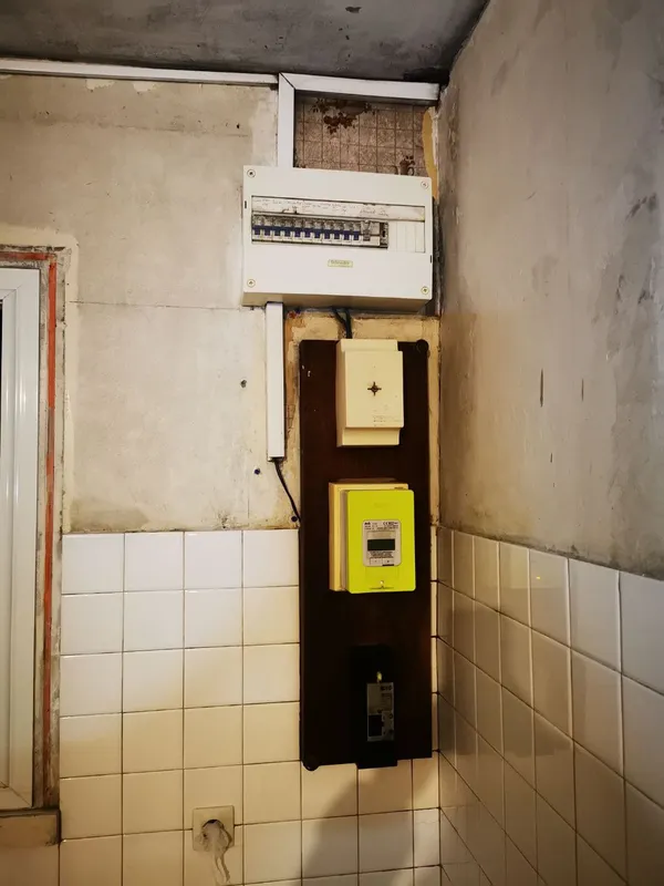 Tableau et compteur électrique nettoyés, carrelage mural traité — chantier Diogène Léognan 2025