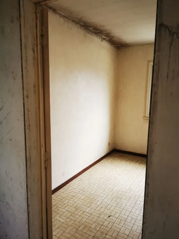 Chambre avec moisissures sur cadre de porte et plafond — état initial avant intervention spécialisée Diogène, Léognan 2025