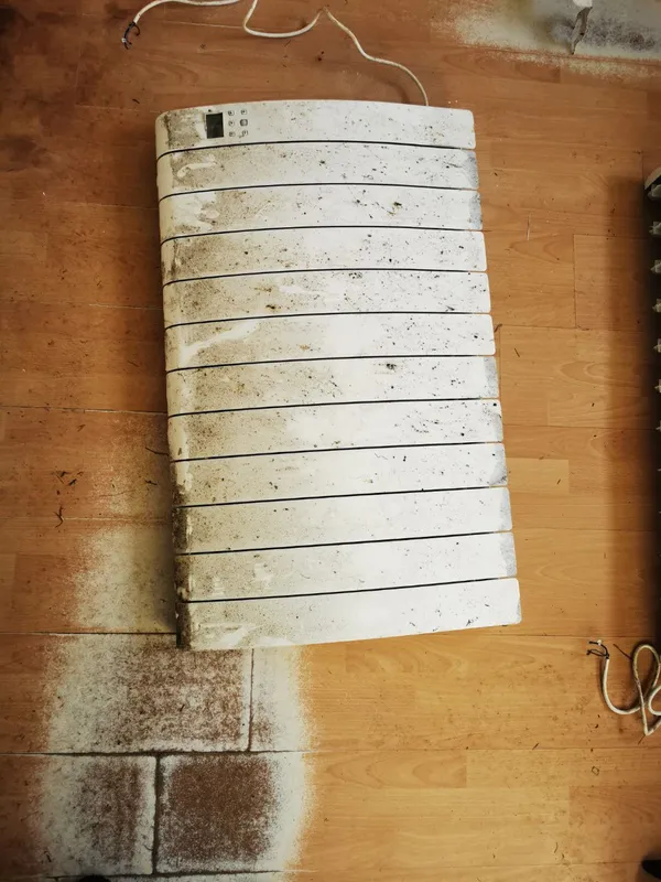 Radiateur à inertie recouvert de dépôts encrassés, parquet souillé — avant nettoyage Diogène Léognan 2025
