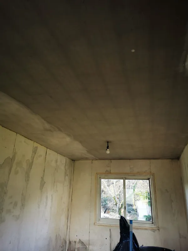 Plafond de la pièce à vivre très encrassé avant décontamination — Léognan 2025