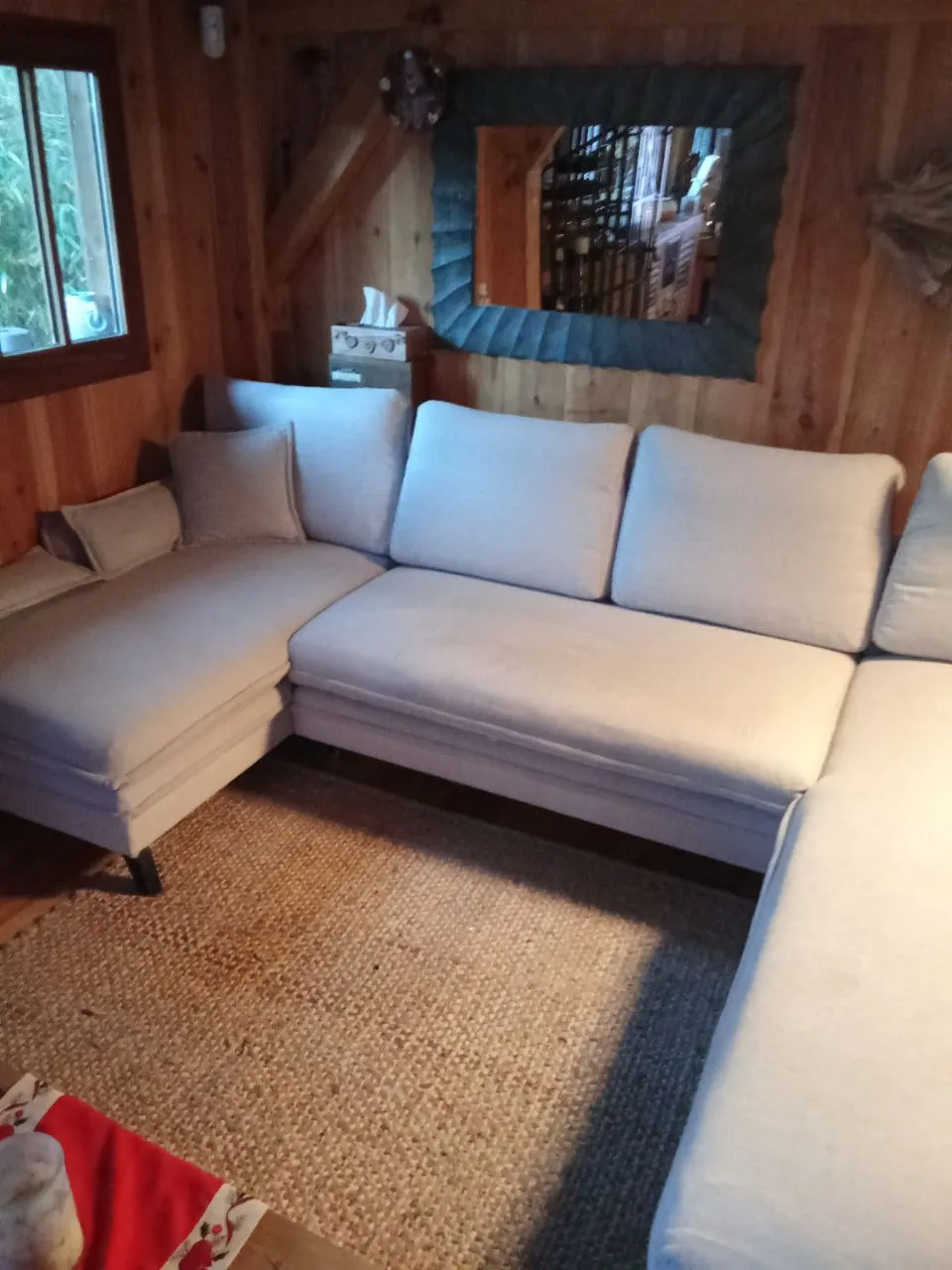 Canapé d'angle tissu beige nettoyé, vue d'ensemble dans chalet bois — Andernos, novembre 2025