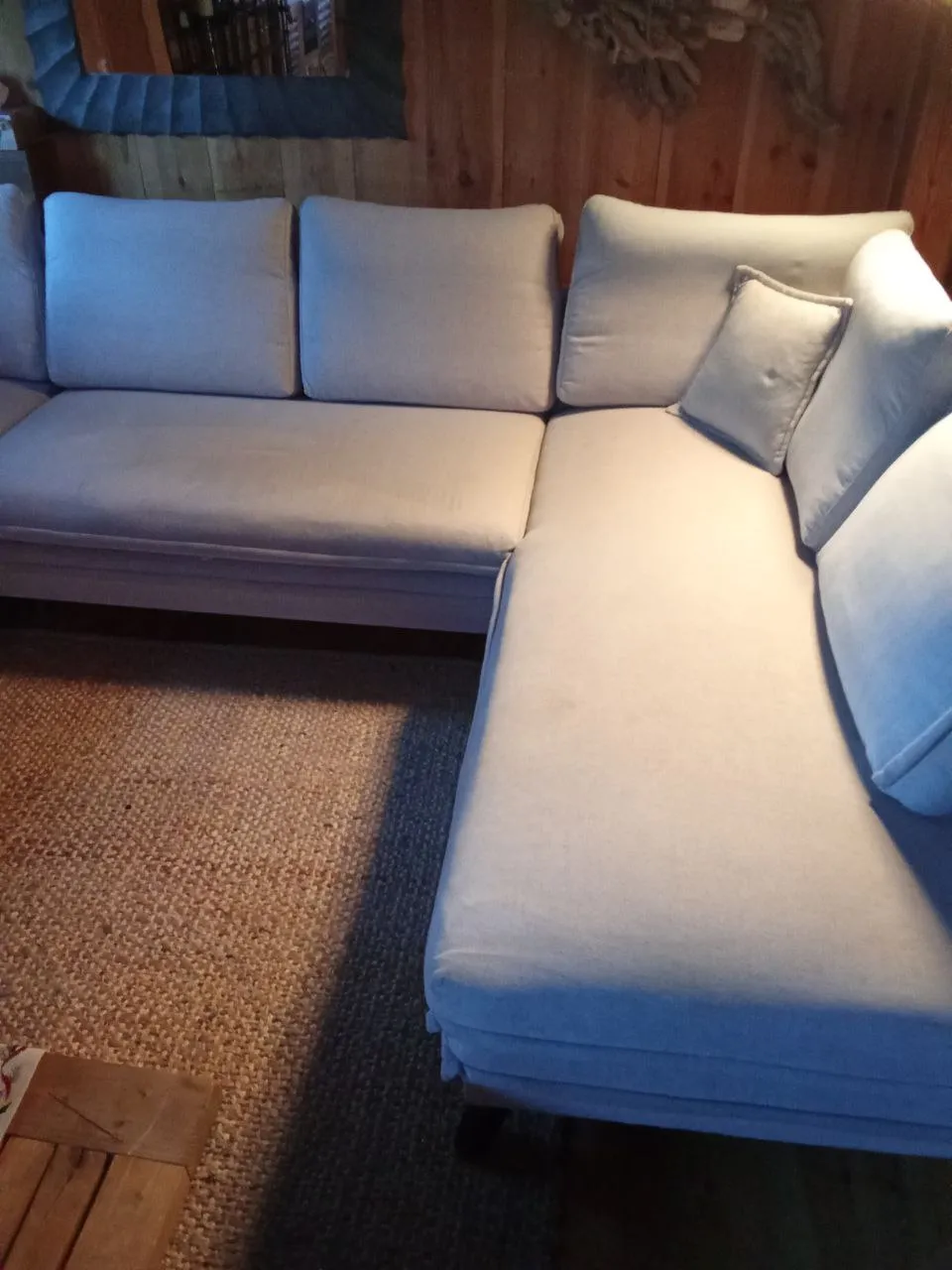Angle du canapé modulable tissu propre avec coussins — chalet bois, Andernos, novembre 2025