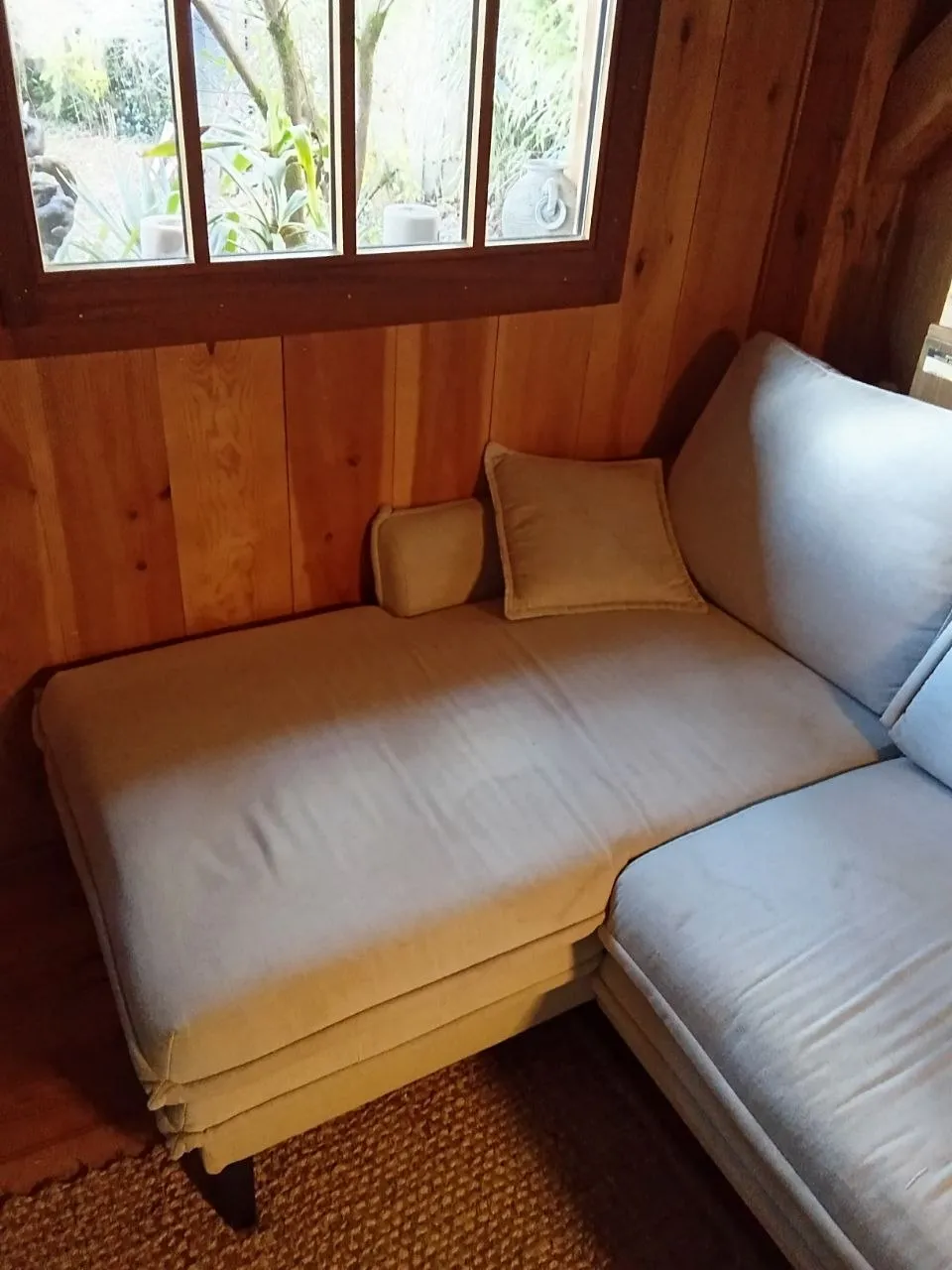 Gros plan assise canapé avec stries d'encrassement orange sur tissu gris — Andernos 2025