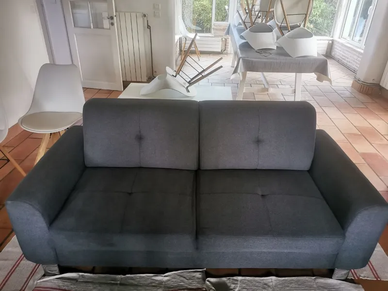 Canapé deux places nettoyé après reflux organique, résultat tissu propre — location Airbnb, Gujan-Mestras