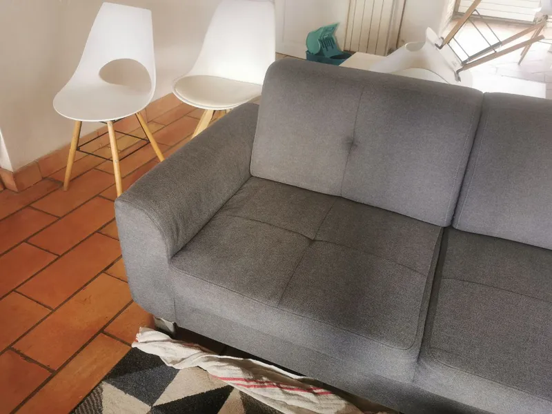 Détail tissu canapé après traitement — aucune trace de souillure visible, résultat net — Gujan-Mestras