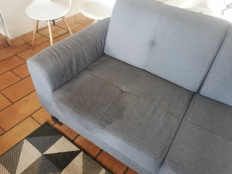 Zoom sur tache de reflux sur canapé tissu avant nettoyage — Gujan-Mestras