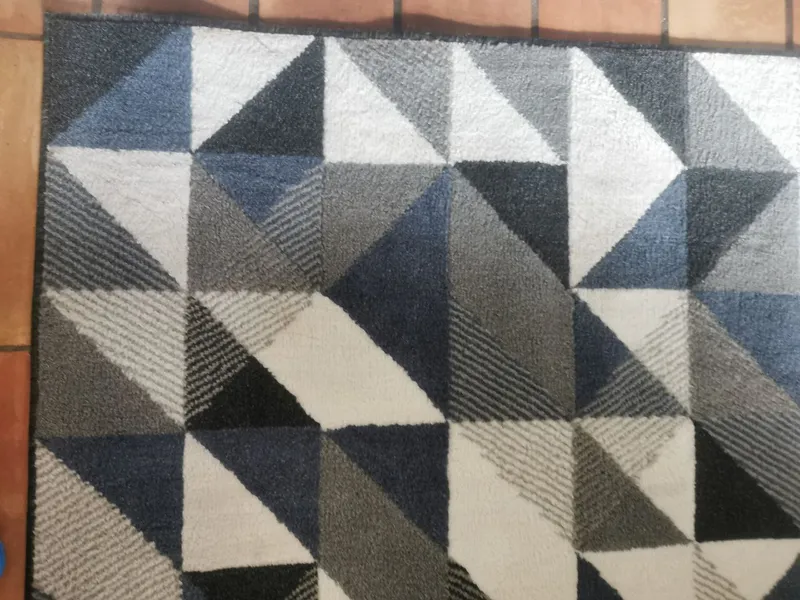 Détail coin de tapis après nettoyage — traces éliminées et fibre restaurée — Gujan-Mestras